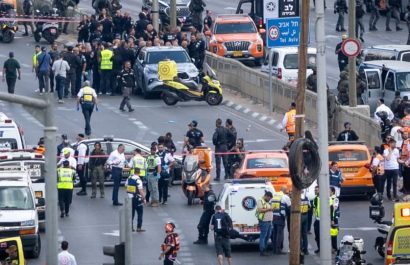 Cinco personas murieron y una decena resultaron heridas en un ataque a tiros perpetrado en una parada de autobús en el barrio de Ramot, Jerusalén oriental.