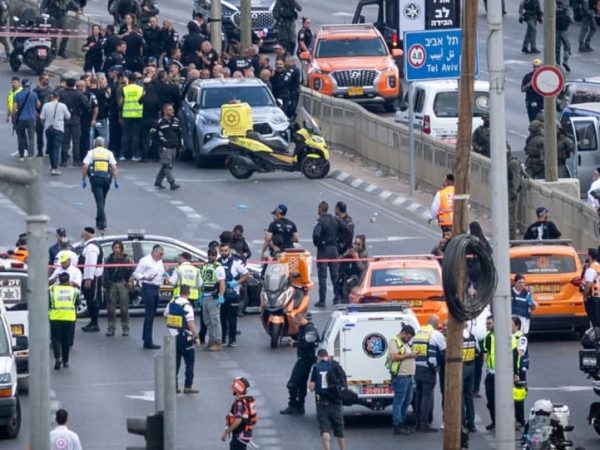Cinco personas murieron y una decena resultaron heridas en un ataque a tiros perpetrado en una parada de autobús en el barrio de Ramot, Jerusalén oriental.