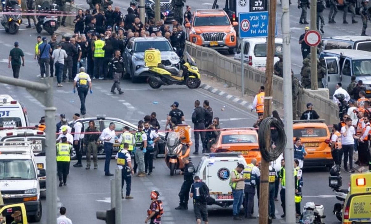 Cinco personas murieron y una decena resultaron heridas en un ataque a tiros perpetrado en una parada de autobús en el barrio de Ramot, Jerusalén oriental.
