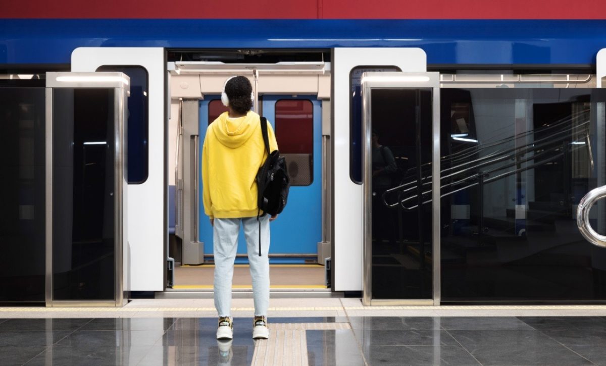 Ciudadano sancionado por ingresar a rieles del metro de Quito cumplirá trabajo comunitario