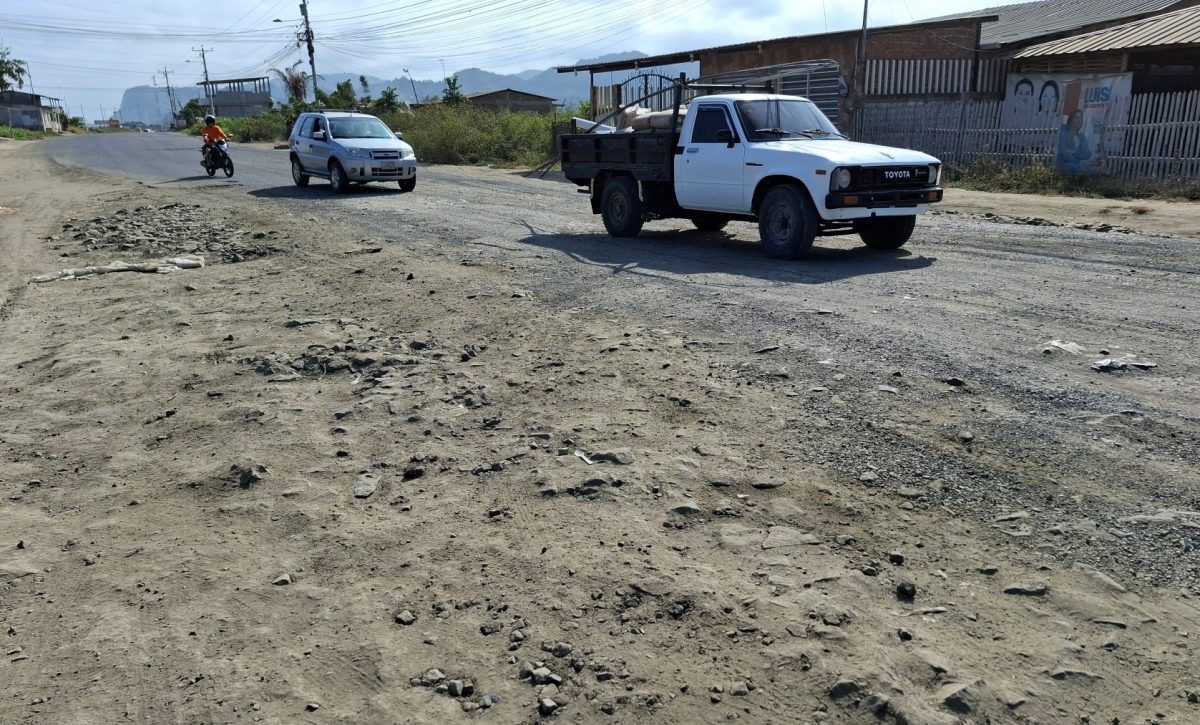 Ciudadanos aseguran que entre Charapotó y Bahía de Caráquez, en el norte de Manabí, hay tramos que parecen caminos vecinales.
