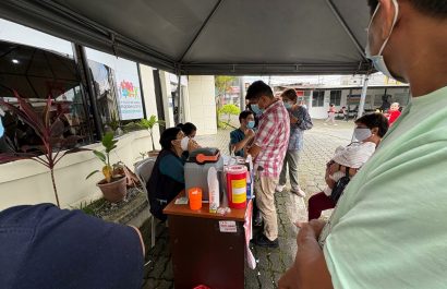 Ciudadanos esperan su turno en la fila por la vacunación contra la tosferina en el subcentro Los Rosales, en Santo Domingo, en medio de medidas de prevención.