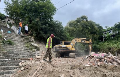 Con maquinaria del Municipio de Portoviejo se demolió las casas afectadas para empezar a construir las obras.