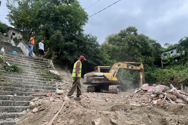 Con maquinaria del Municipio de Portoviejo se demolió las casas afectadas para empezar a construir las obras.