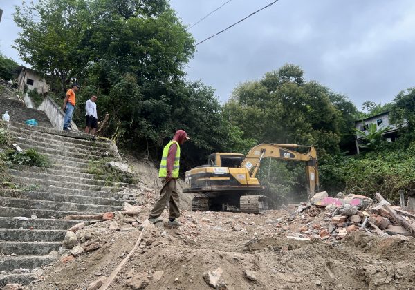 Con maquinaria del Municipio de Portoviejo se demolió las casas afectadas para empezar a construir las obras.