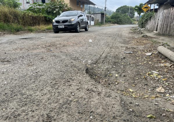 La calle Eliécer Bravo está llena de baches. Los habitantes piden mantenimiento.