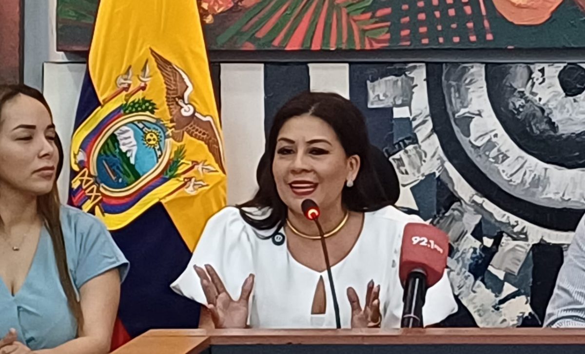 Clara Hinojosa designada vicealcaldesa de Santo Domingo en medio de tensiones políticas