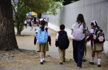 Varios niños acuden a su jornada educativa.