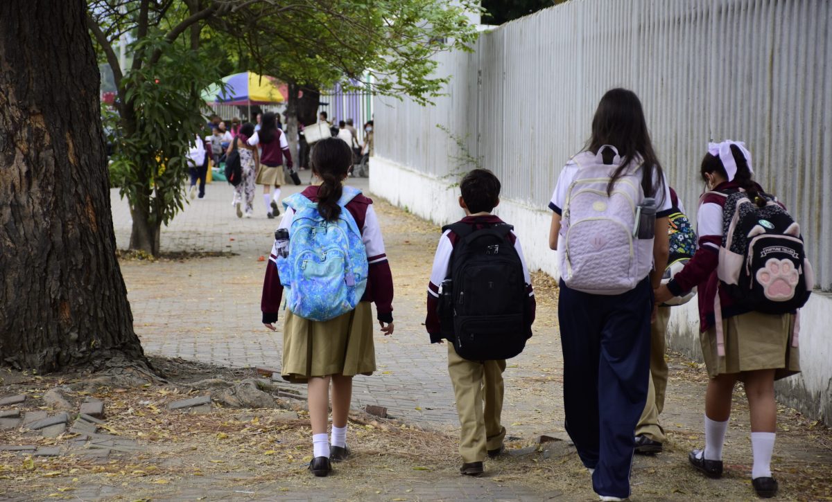 Varios niños acuden a su jornada educativa.