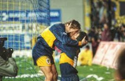 Claudio Caniggia exjugador de fútbol besando a Maradona en una celebración de un gol a River Plate cuando jugaban en Boca Juniors