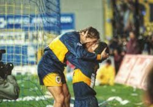 Claudio Caniggia exjugador de fútbol besando a Maradona en una celebración de un gol a River Plate cuando jugaban en Boca Juniors