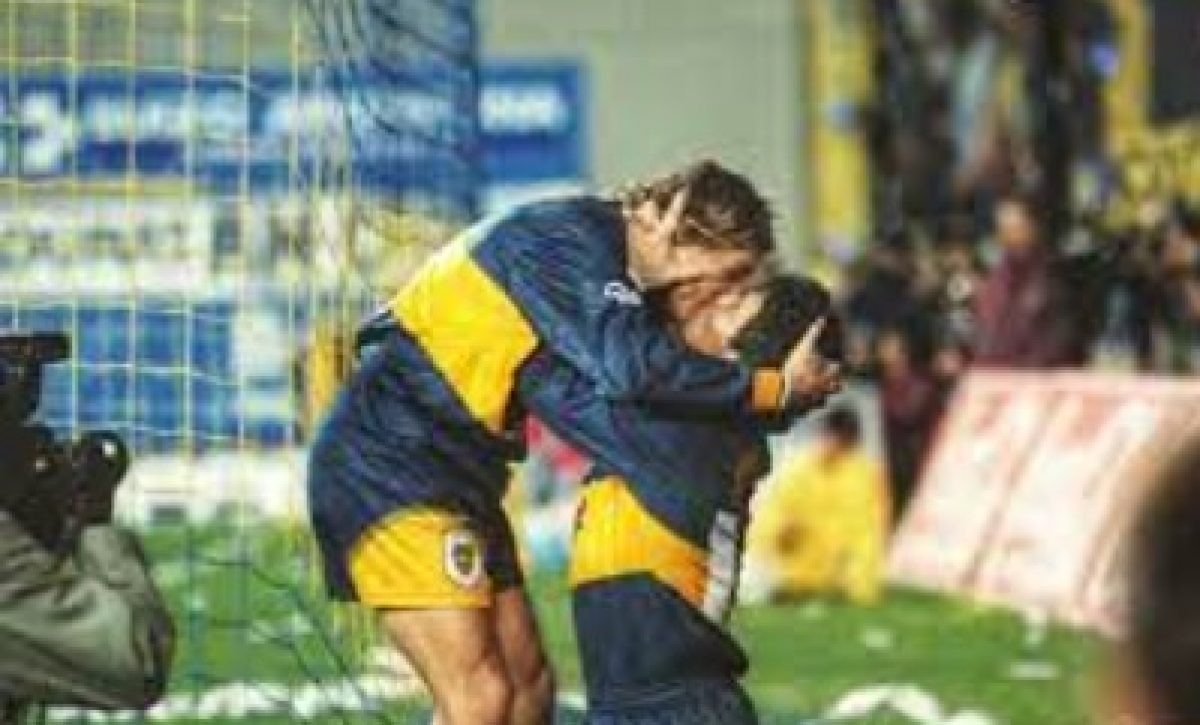 Claudio Caniggia exjugador de fútbol besando a Maradona en una celebración de un gol a River Plate cuando jugaban en Boca Juniors