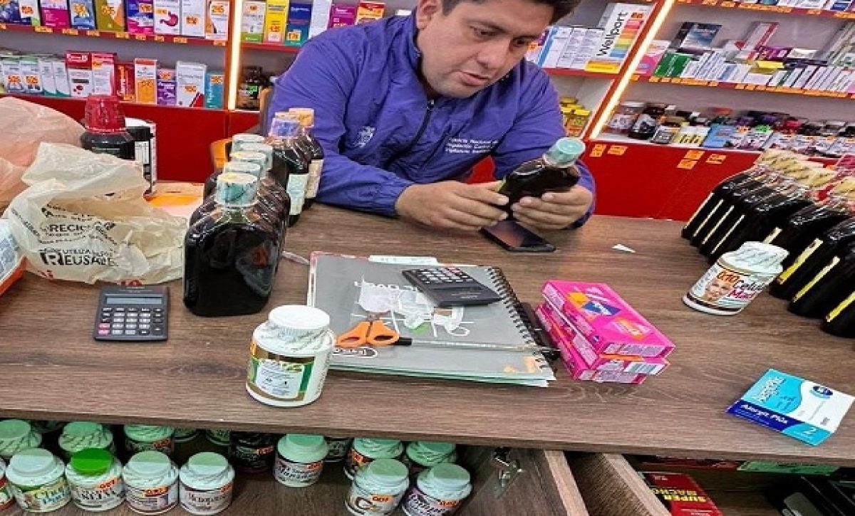 Arcsa clausura farmacia de Santa Elena por ofertar más de 7 mil productos naturales irregulares