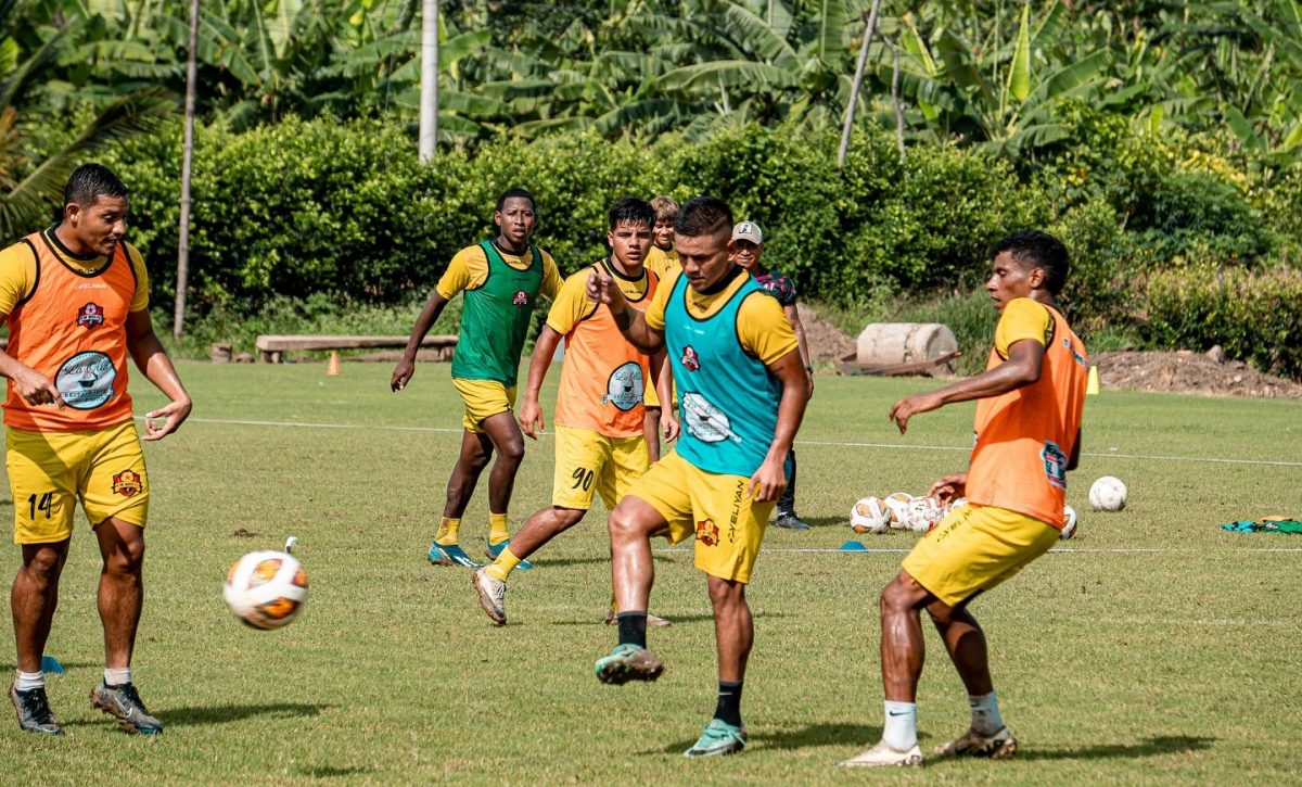 Club 11 de Mayo de Edison Méndez enfrenta a Cristo Rey en el Reales Tamarindos