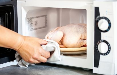 Cocina Refrigeradora, microondas o agua fría estos son los métodos más rápidos y seguros para descongelar alimentos