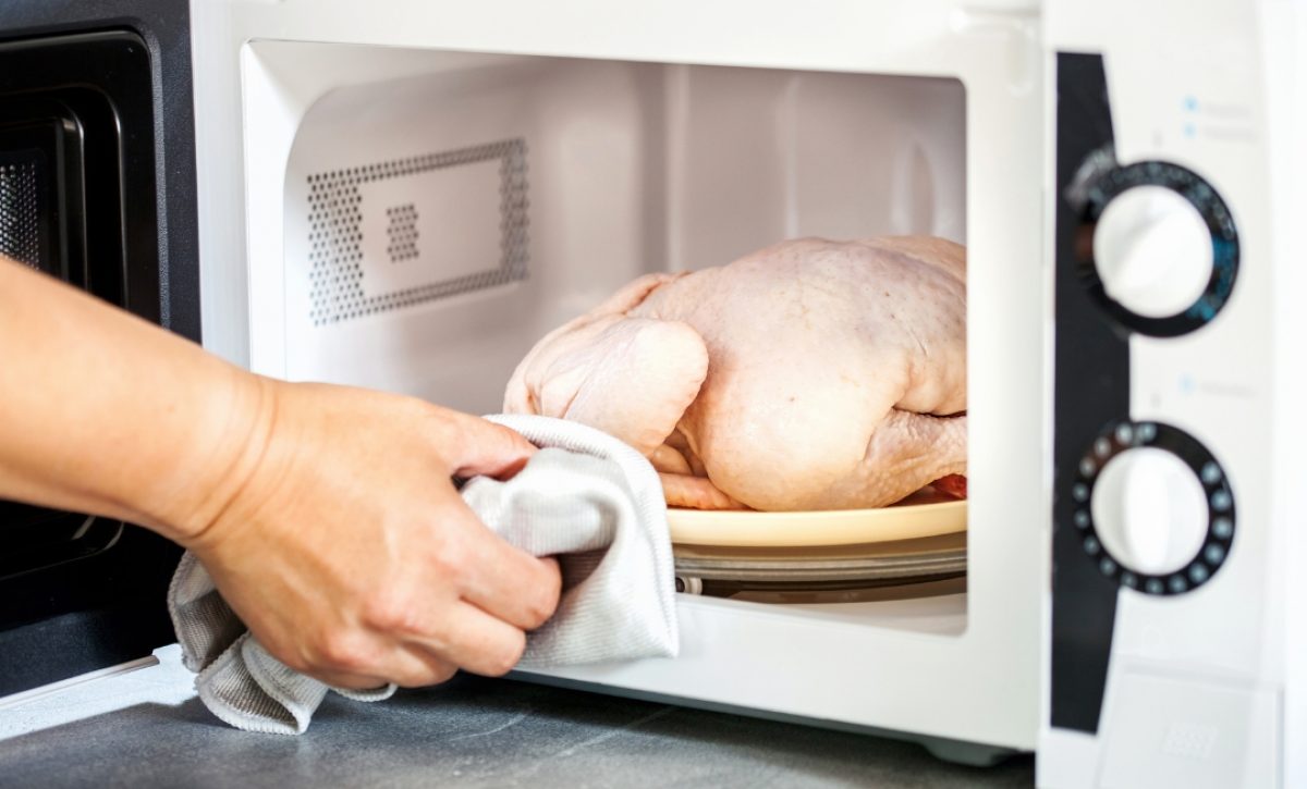 Cocina Refrigeradora, microondas o agua fría estos son los métodos más rápidos y seguros para descongelar alimentos