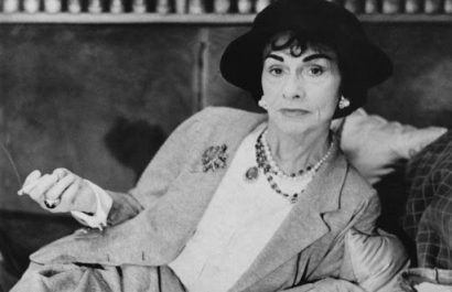 Coco Chanel se convirtió en el arquetipo de mujer hecha a sí misma que consigue triunfar gracias al éxito de su talento y a su enorme carisma.