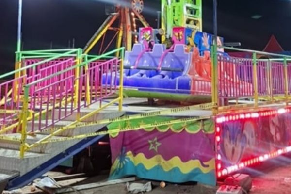 Colapsa juego mecánico “el martillo” durante una feria dejando 2 muertos y 15 heridos en el estado de Nuevo León, México. (Protección Civil y Bomberos El Carmen).