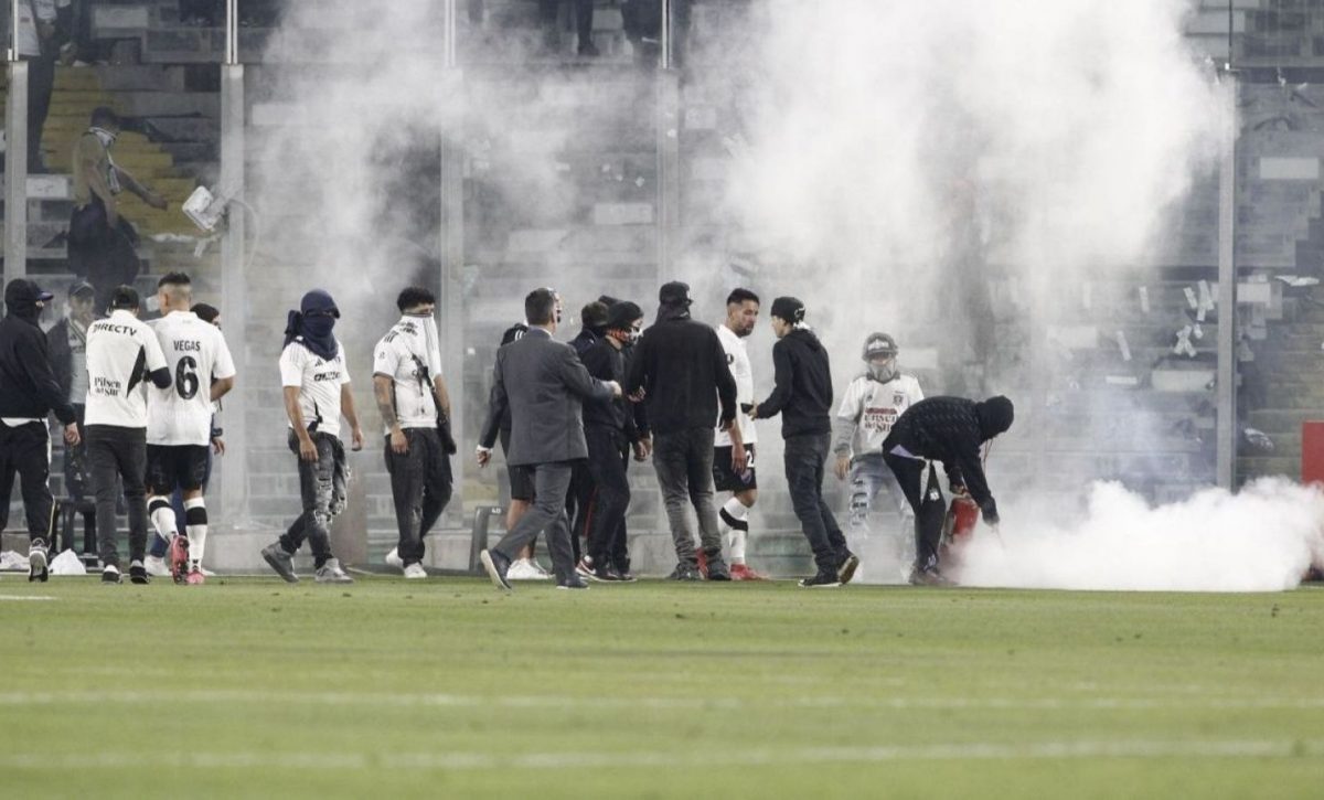 Colo Colo suspende actos por su centenario tras muerte de hinchas en partido