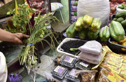 Comerciantes de Portoviejo se abastecen con insumos para la colada morada