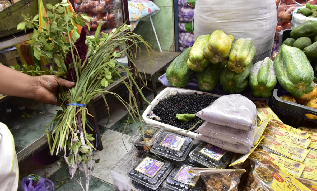 Comerciantes de Portoviejo se abastecen con insumos para la colada morada
