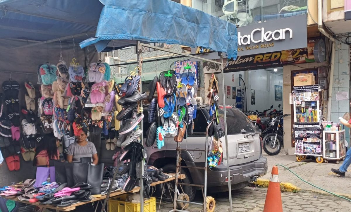 Comerciantes de la 3 de Julio denuncian hostigamiento por vehículo estacionado en su espacio de trabajo