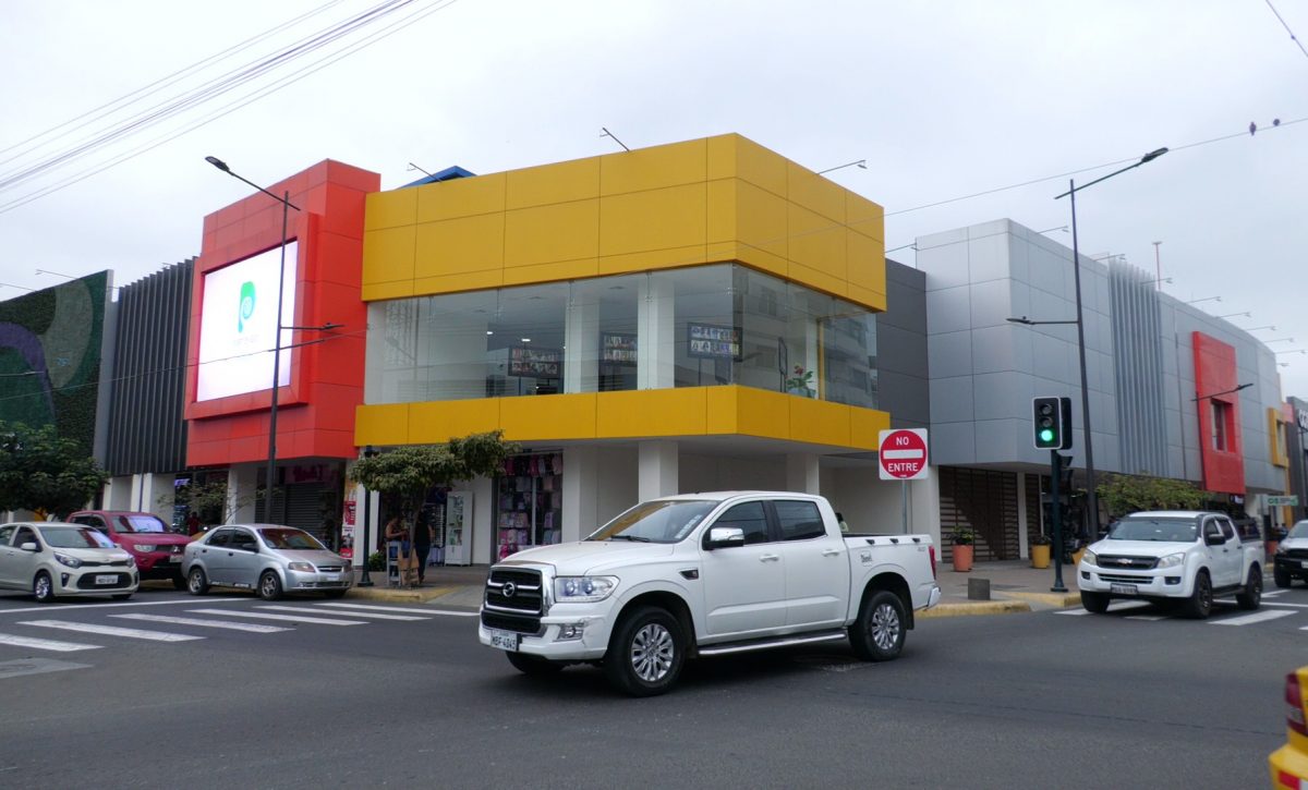 Comerciantes del CC1 en Portoviejo reclaman beneficios del sistema fotovoltaico