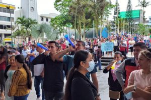 Comerciantes protestaron por la reubicación en Santo Domingo, exigiendo garantías antes de ser trasladados a nuevos espacios no consensuados.
