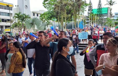 Comerciantes protestaron por la reubicación en Santo Domingo, exigiendo garantías antes de ser trasladados a nuevos espacios no consensuados.