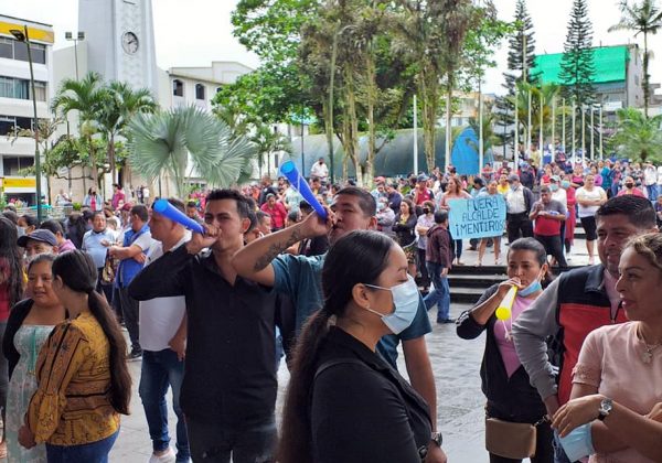 Comerciantes protestaron por la reubicación en Santo Domingo, exigiendo garantías antes de ser trasladados a nuevos espacios no consensuados.