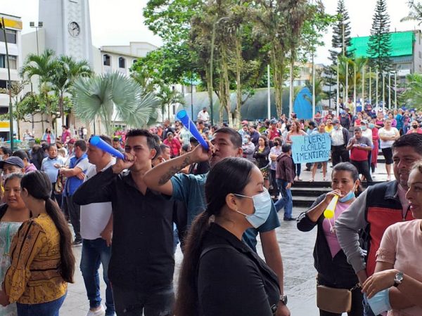 Comerciantes protestaron por la reubicación en Santo Domingo, exigiendo garantías antes de ser trasladados a nuevos espacios no consensuados.