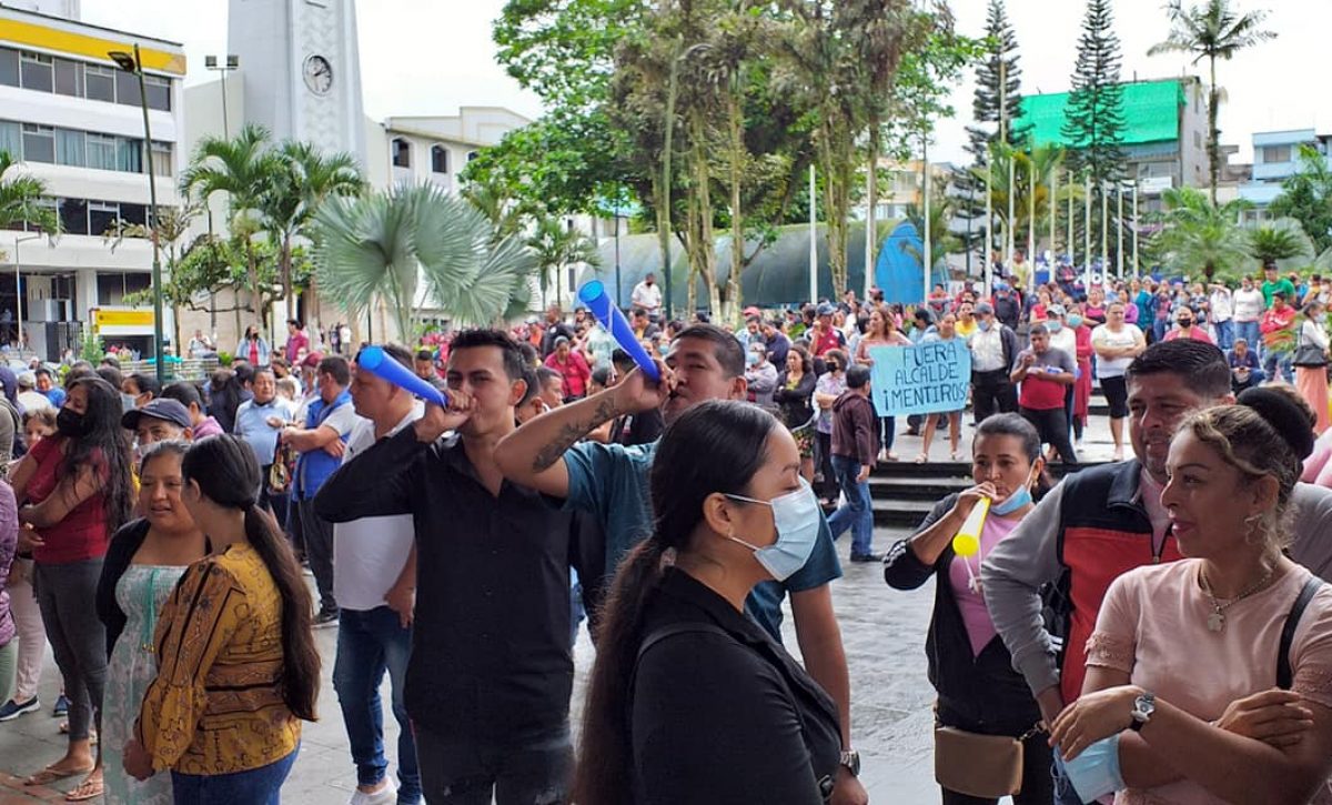 Comerciantes protestaron por la reubicación en Santo Domingo, exigiendo garantías antes de ser trasladados a nuevos espacios no consensuados.