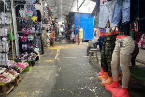 En el comercio autónomo de la calle Alajuela, los pasillos lucen vacíos por la falta de compradores