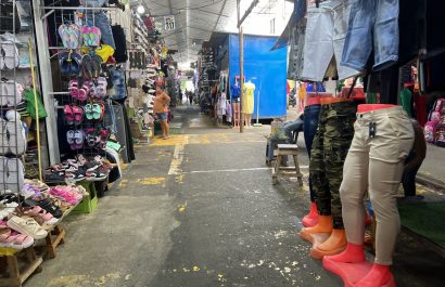 En el comercio autónomo de la calle Alajuela, los pasillos lucen vacíos por la falta de compradores