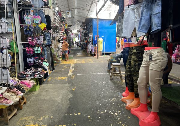 En el comercio autónomo de la calle Alajuela, los pasillos lucen vacíos por la falta de compradores