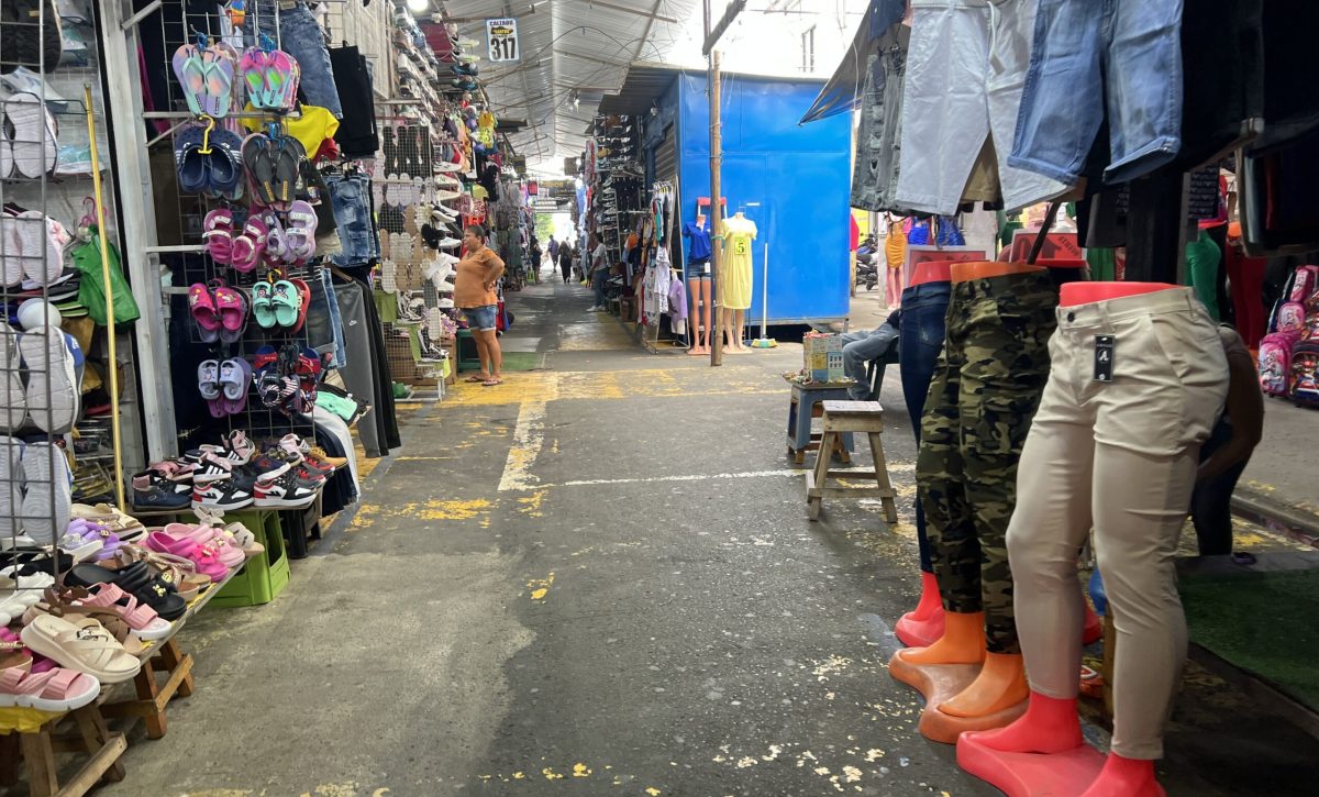 En el comercio autónomo de la calle Alajuela, los pasillos lucen vacíos por la falta de compradores