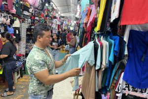 Roddy Almache, dijo que las ventas no han sido las mejores. Espera que mejoren este domingo.