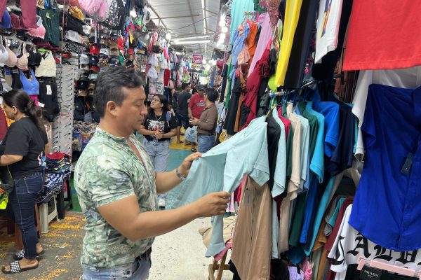 Roddy Almache, dijo que las ventas no han sido las mejores. Espera que mejoren este domingo.