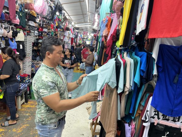 Roddy Almache, dijo que las ventas no han sido las mejores. Espera que mejoren este domingo.