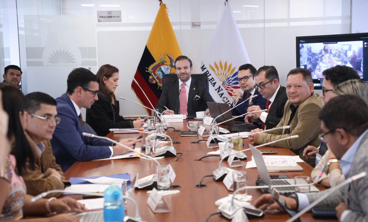 Comisión de Salud aborda transparencia en sector privado y prevención del cáncer uterino