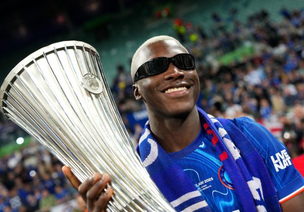 ¿Cómo voy a marcar gol si juego de mediocentro, dijo Moisés Caicedo antes de anotar en la Conference League