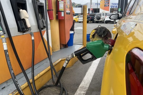 En Portoviejo, al menos el 50% de los taxistas utiliza gasolina. El otro 50% lo combina con el sistema de Gas Licuado de Petróleo.