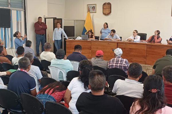 Comuneros exigen mantenimiento vial urgente a la Prefectura de Santo Domingo