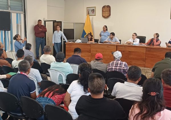 Comuneros exigen mantenimiento vial urgente a la Prefectura de Santo Domingo