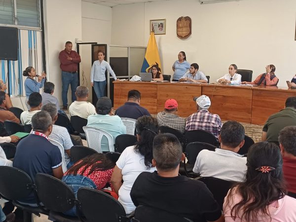 Comuneros exigen mantenimiento vial urgente a la Prefectura de Santo Domingo