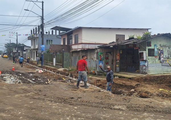 Comunidad y autoridades construyen bordillos para futura pavimentación en San Juan de Río Verde, en Santo Domingo