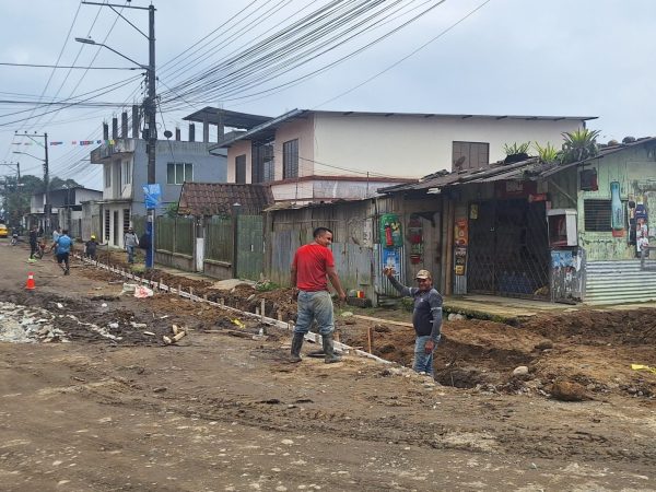 Comunidad y autoridades construyen bordillos para futura pavimentación en San Juan de Río Verde, en Santo Domingo
