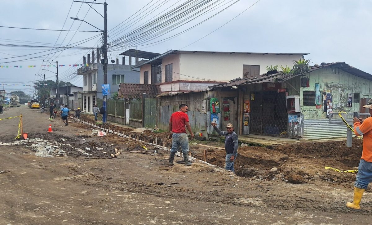 Comunidad y autoridades construyen bordillos para futura pavimentación en San Juan de Río Verde, en Santo Domingo