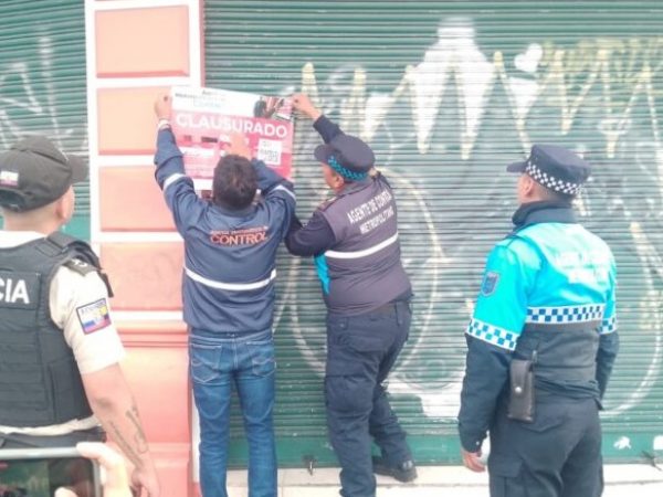 ¡Con cucarachas y fugas de gas! Cierran dos chifas en Quitumbe