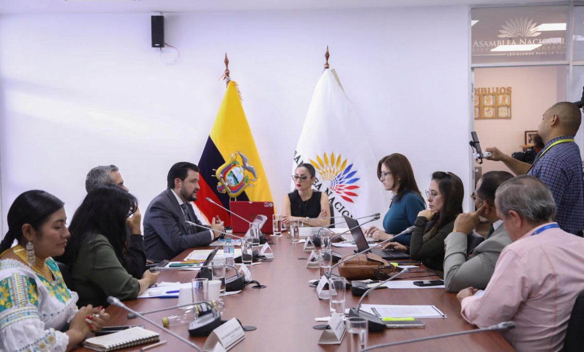 Concejala de Balzar denuncia afectaciones por atentados químicos en escuelas